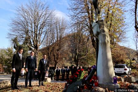 Ob 1. novembru smo se s polaganjem cvetja k osrednjim kamniškim spomenikom poklonili žrtvam vojn (57)